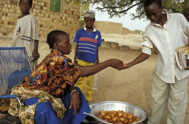 In Ségou in Mali, food kiosks