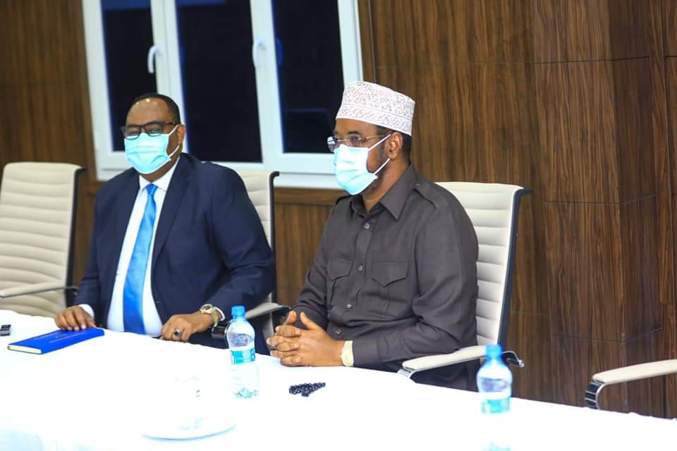 Madoobe iyo Deni oo kulan leh siyaasiyiinta Ay isku hayb yihiin
