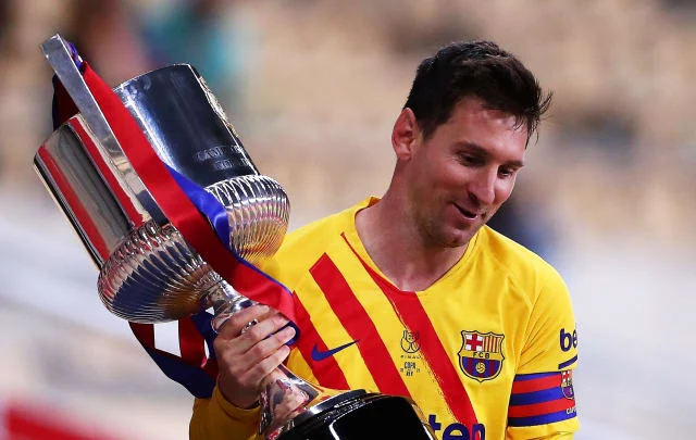 Lionel Messi’s teammates queue to have photos with the Barça star