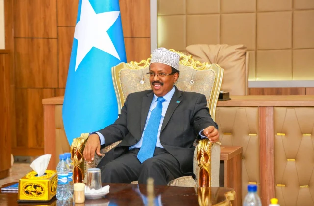 Madaxweyne Farmaajo: “Aniga xukunka waan sii haynayaa ilaa doorashada”