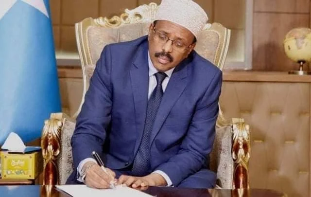 Madaxweyne Farmaajo ayaa caawa saxiixay sharciga dheeriga ah – Axadle