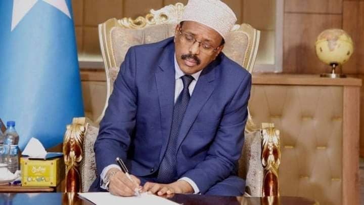 Madaxweyne Farmaajo ayaa caawa saxiixay sharciga dheeriga ah – Axadle
