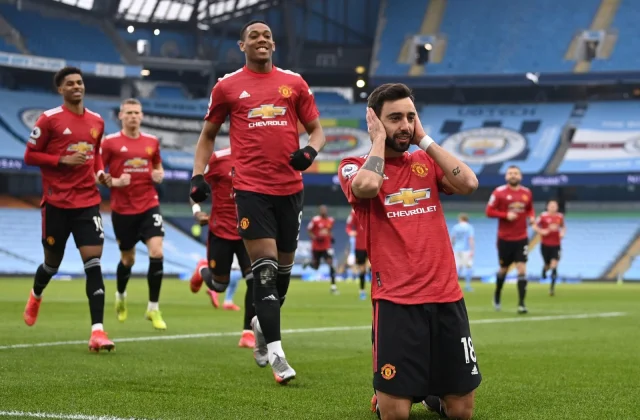 Manchester United Oo Laba Dhibcood Oo Kaliya U Jirsan Doonta Man City