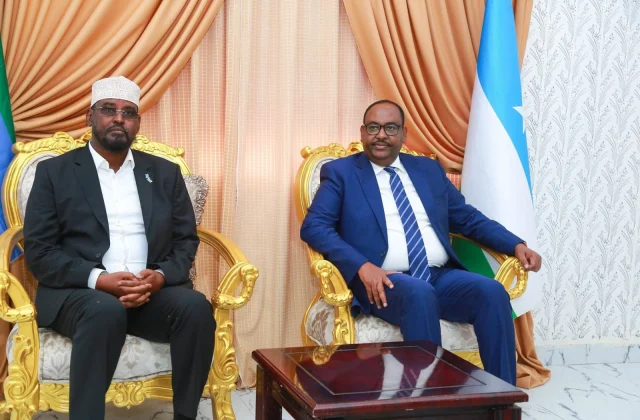 Maxaa ka soo baxay kulanka Deni iyo Axmed Madoobe ay la qaateen wakiilada beesha caalamka?