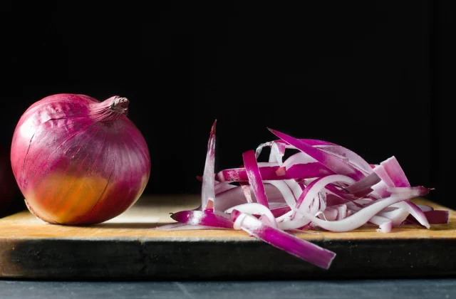 One Major Side Effect of Eating Onions, Say Dietitians
