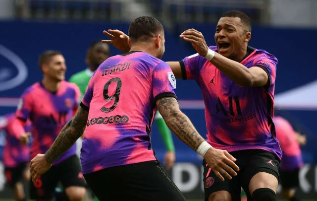 PSG secured last minute over Saint-Etienne to close the gap on Ligue 1 leaders