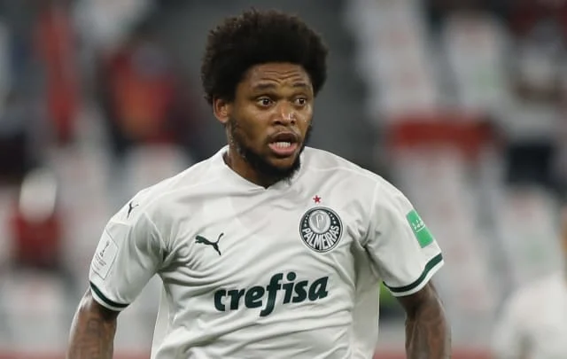 Palmeira’s Luiz Adriano endures the worst grocery store journey ever