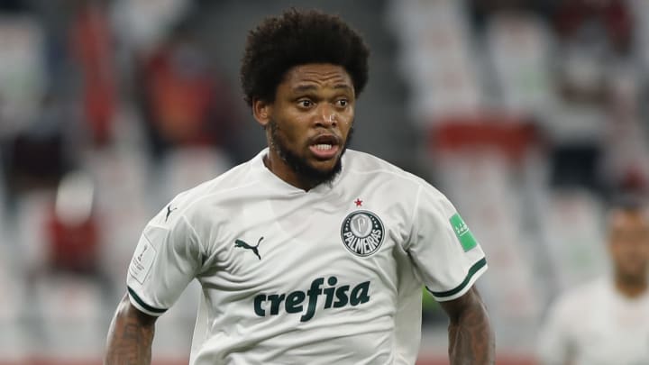Palmeira’s Luiz Adriano endures the worst grocery store journey ever