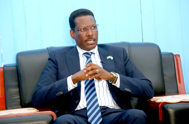 Qoor Qoor “Musharrixiinta waa ila Farmaajo oo kale” – Axadle
