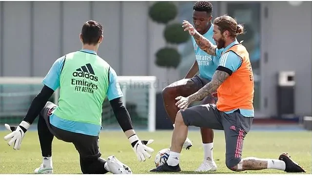 RASMI: Zinedine Zidane Oo Shaaciyey Xiddiga Actual Madrid Ee Kulanka
