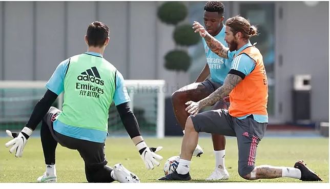 RASMI: Zinedine Zidane Oo Shaaciyey Xiddiga Actual Madrid Ee Kulanka