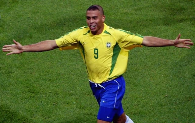 Ronaldo apologizes for & explains the 2002 World Cup hairstyle