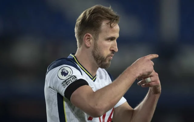 Ryan Mason gives Harry Kane an update and insists he knows nothing about the Super League