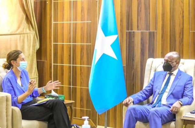 Safiirka Ingiriiska ayaa beeniyay warbixinta Ra’iisul Wasaaraha – Axadle