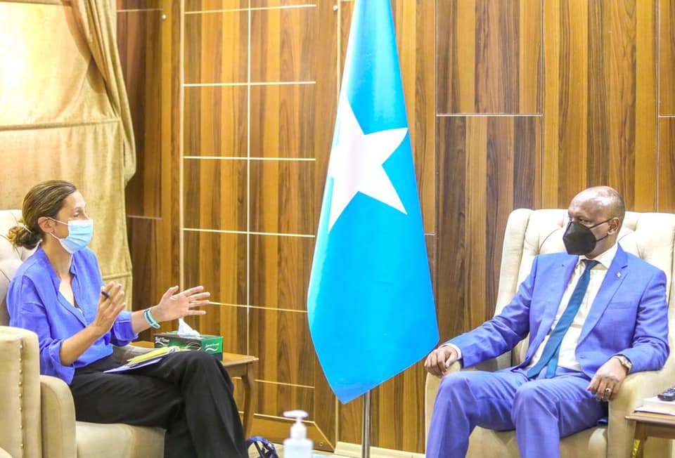 Safiirka Ingiriiska ayaa beeniyay warbixinta Ra’iisul Wasaaraha – Axadle