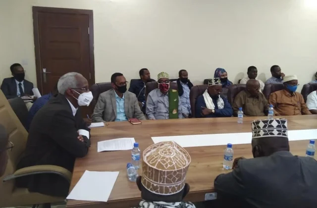 Sawirro: DF oo Muqdisho ku shirisay beelo kasoo horjeeda Axmed Madoobe