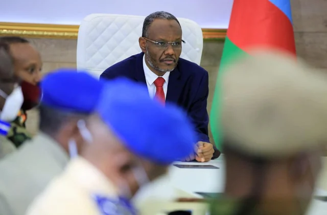 Sawirro: Lafta Gareen oo la kulmay saraakiisha AMISOM iyo Ingiriiska – Axadle