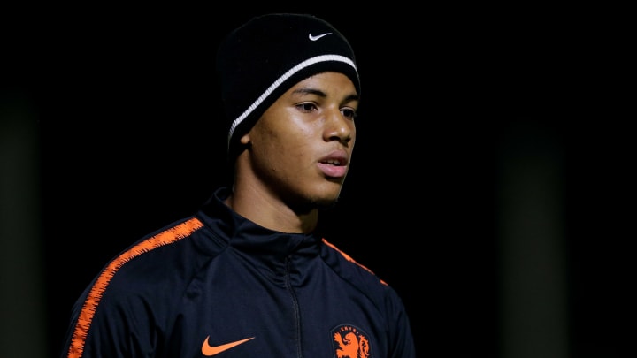Who’s Xavier Mbuyamba?  Things to know about the young Dutch defender
