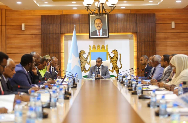 Dube: Dalkeenu waxa jirta kabasho fiican, dad ayaa raba in aan lasoo kaban
