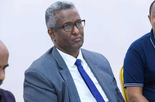Yey yihiin shaqsiyaadka uu sheegay CC Shakuur inay kasoo horreeyaan Farmaajo?
