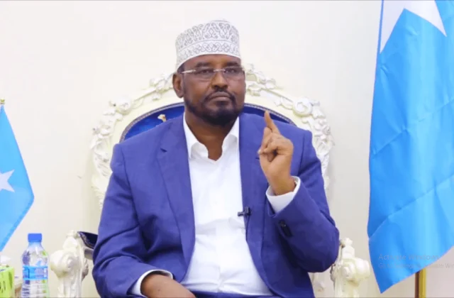 Axmed Madoobe: “Farmaajo wuxuu rabaa inuu Soomaaliya ku tuuro bohol dheer”