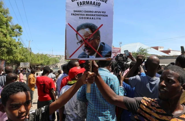 tension day in Mogadishu between troops