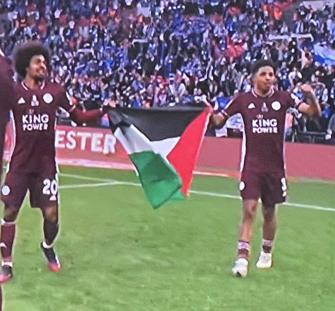 Miyaa Hamza Iyo Fofana Lagu Ganaaxayaa Inay Calanka Falastiin Ugu