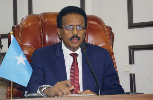 Afar sababood oo ku kalifay go’aanka Farmaajo – Axadle