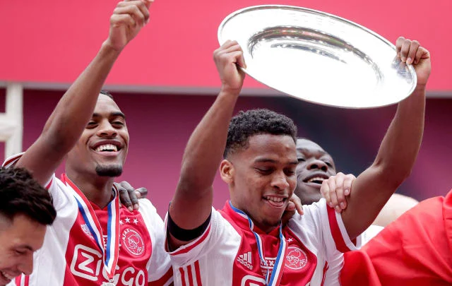 Ajax melts the Eredivisie trophy to create stars for supporters