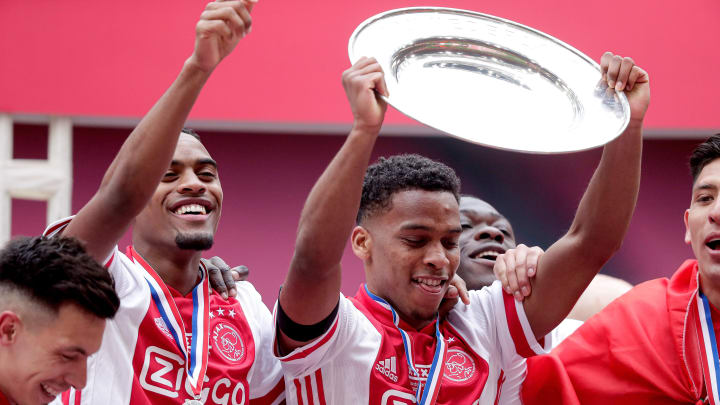 Ajax melts the Eredivisie trophy to create stars for supporters