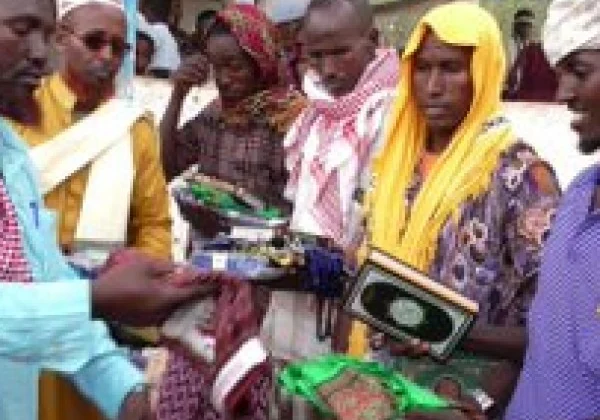Al-Shabaab distributes Eid al-Fitr items in the town, which it seized from Somali