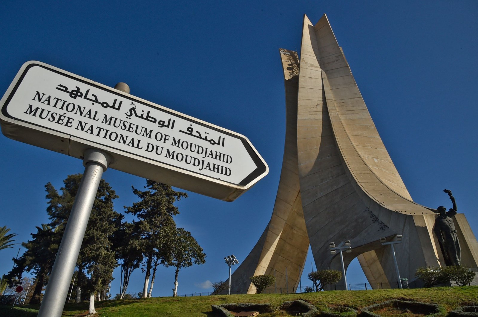 Algeria remembers the mass murders dedicated by