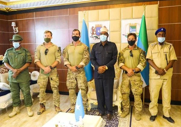 Axmed Madoobe oo Kismaayo ku qaabilay saraakiil Mareykan ah – Axadle