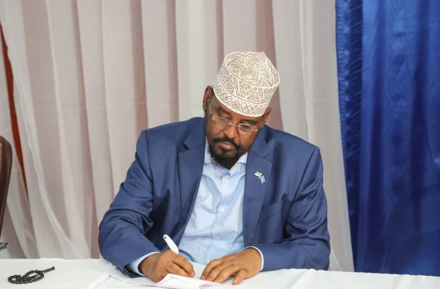 Axmed Madoobe oo farriin u diray ciidamada DF kadib heshiisk…