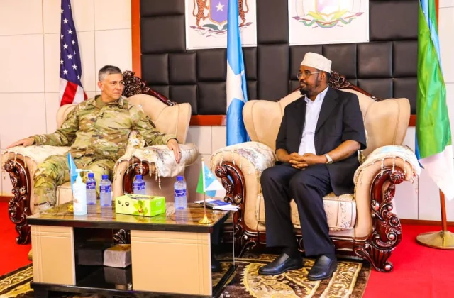 Bal u fiirso: Muxuu Taliyaha Africom kala hadlay Axmed Madoobe?  – Axadle
