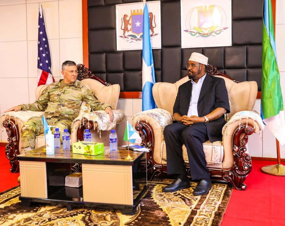 Bal u fiirso: Muxuu Taliyaha Africom kala hadlay Axmed Madoobe?  – Axadle