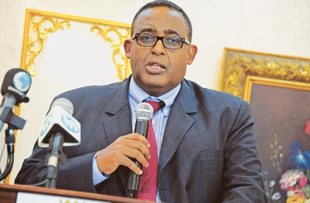 CC Sharmaake wuxuu talo ROOBLE ah siinayaa Taliyaha Ciidanka DF – Axadle