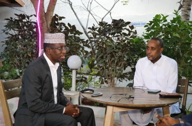 Daawo: Maxaa Caawa Rooble iyo Sheekh Shariif ka wada hadleen?  – Axadle