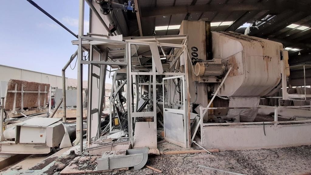 Eritrean soldiers destroy factories in