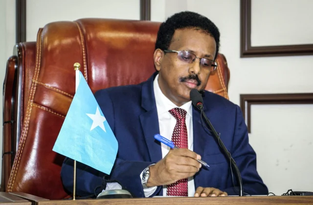 Farmaajo wuxuu qoraa faallo xasaasi ah oo ku saabsan isdifaaca iyo weerarada mucaaradka, Jubaland iyo Puntland – Axadle