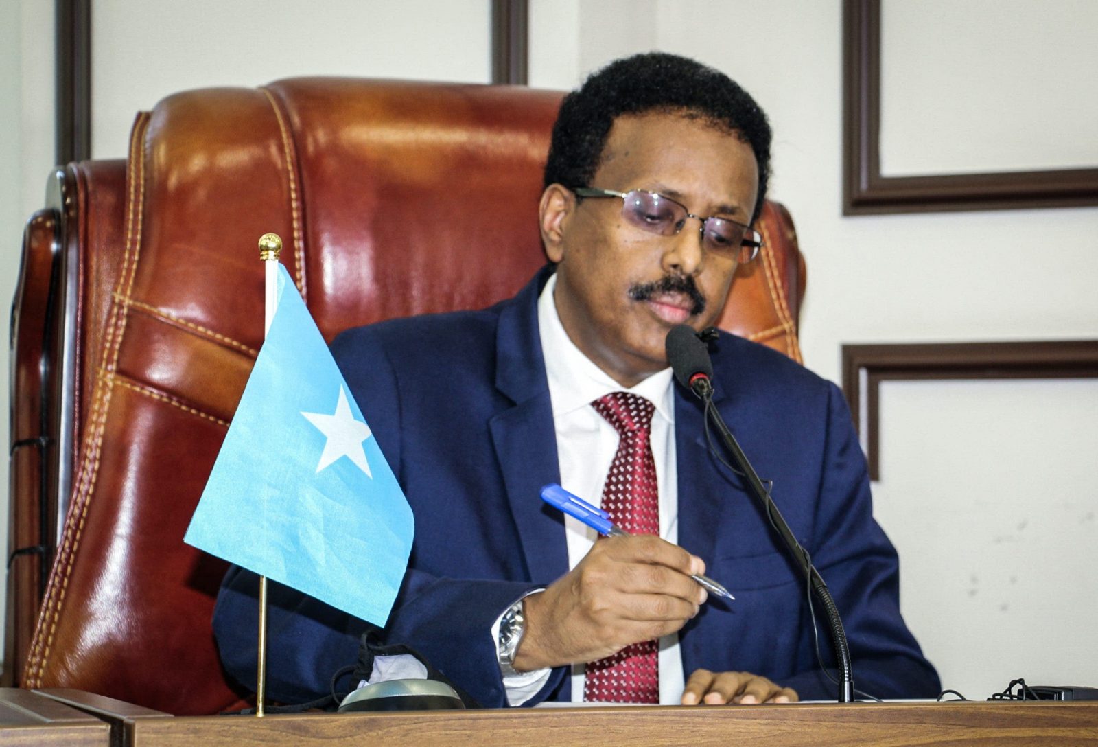 Farmaajo wuxuu qoraa faallo xasaasi ah oo ku saabsan isdifaaca iyo weerarada mucaaradka, Jubaland iyo Puntland – Axadle