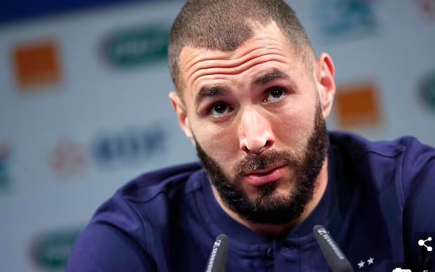 Karim Benzema Oo Markii U Horreysay Saxaafadda La Hadlay Isagoo Xidhan