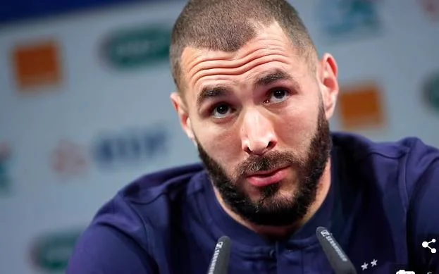 Karim Benzema Oo Markii U Horreysay Saxaafadda La Hadlay Isagoo Xidhan