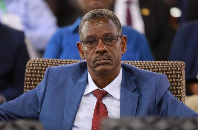 Korneyl aad ugu dhow Farmaajo oo kursiga ku haystay Fartaag …