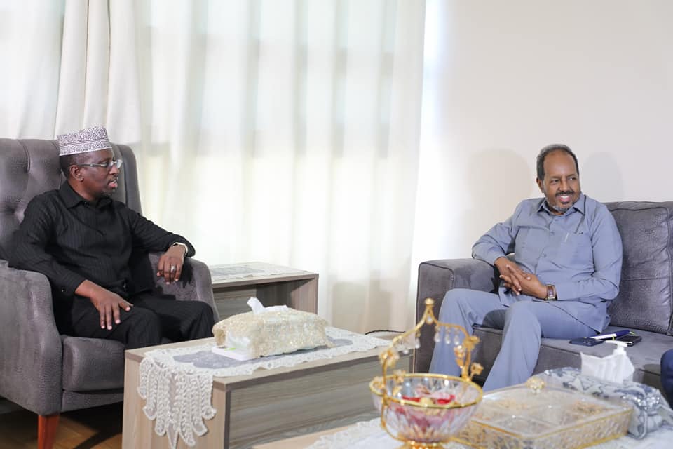 Madaxweynayaal hore iyo xildhibaano ayaa shirar xasaasi ah ku yeeshay Caasimadda Muqdisho + Video – Axadle