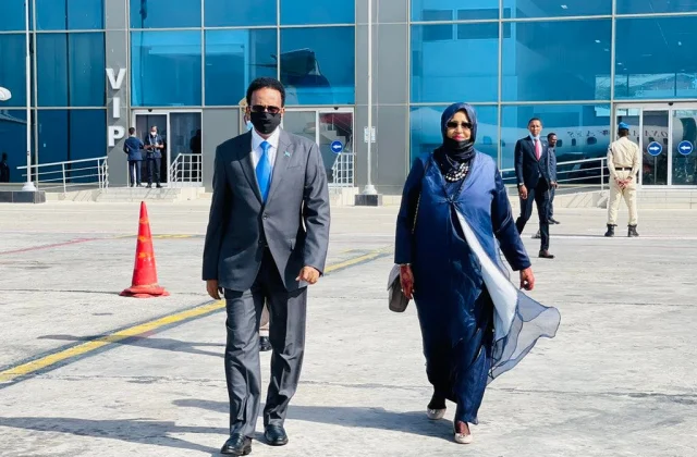 Madaxweyne Farmaajo oo aaday Uganda + Ujeeddo – Axadle