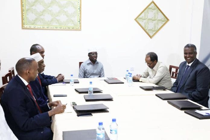 Musharrixiinta ayaa war ka soo saaray ergeyga Midowga Afrika, cabashooyinna u gudbiyey la-taliye sare – Axadle