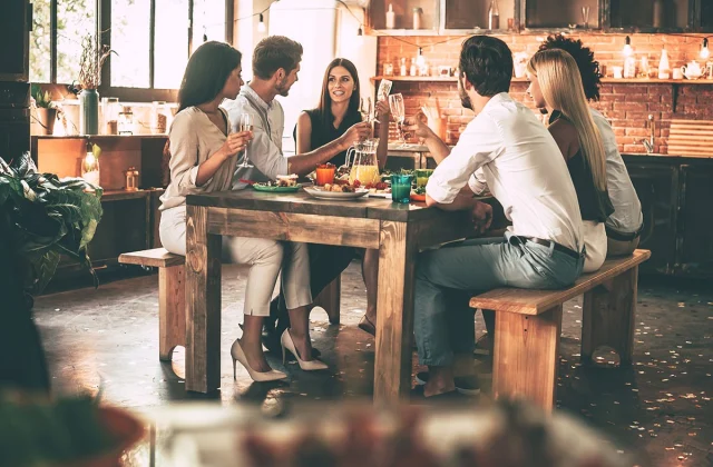 One Impact Consuming With Others Has on Your Weight loss program, Says New Research