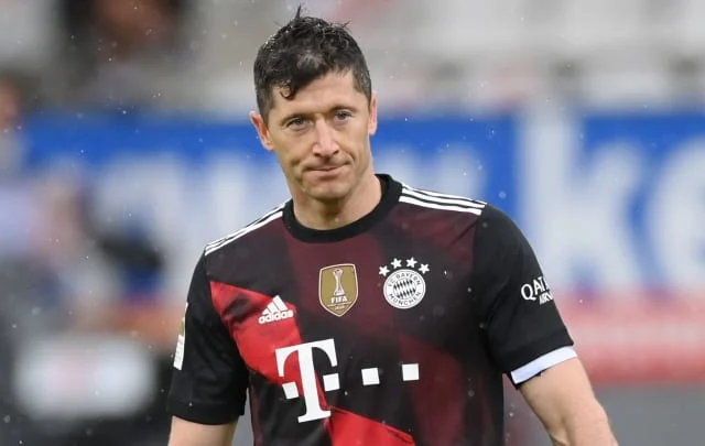 Robert Lewandowski “considers new problem” as PSG present curiosity