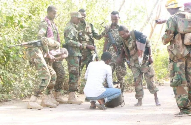 Sarkaal ka tirsanaa Jubbaland iyo ilaaladiisa oo qarax lagu …